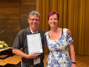 Jean Marc Dewaele receiving the EUROSLA Distinguished Scholar Award from Monika Schmid